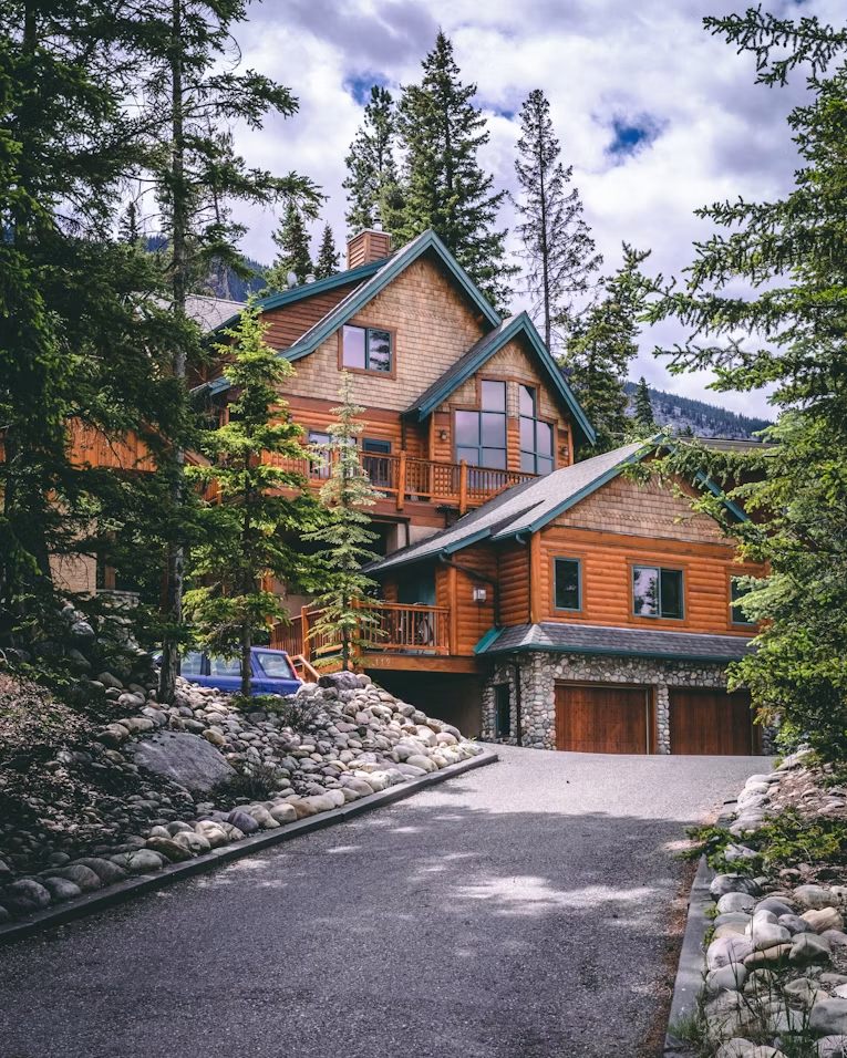 Casa em estilo chalé com amplo terreno — Pérola das Dunas · Ref. 012